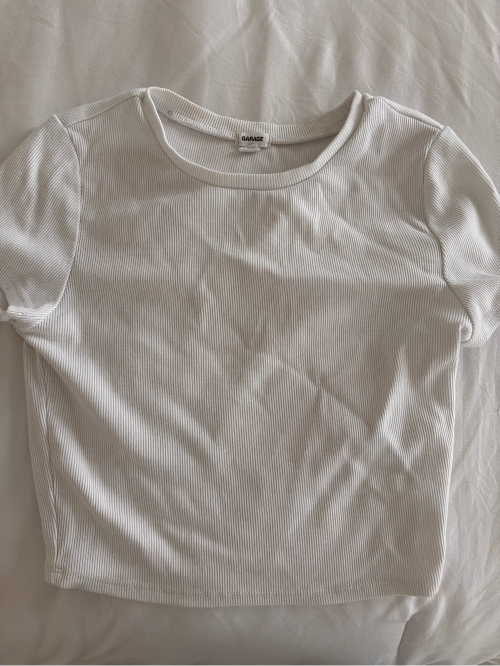 garage white short sleeve crop top 🩰
